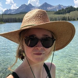 Meet your Posher, Laura